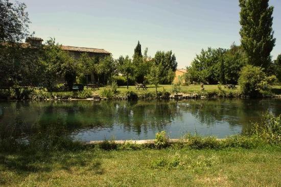 Mas Le Pont Des Aubes Bed & Breakfast LʼIsle-sur-la-Sorgue Eksteriør bilde